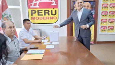 Dr. Carlos Jaico Carranza Emitiendo Su Voto