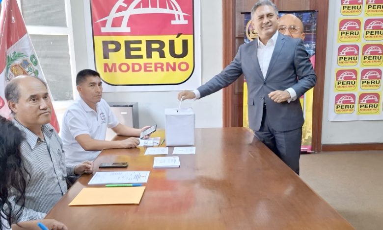 Dr. Carlos Jaico Carranza Emitiendo Su Voto