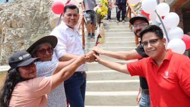 Alcalde Enrique Cabrera inaugura escaleras.