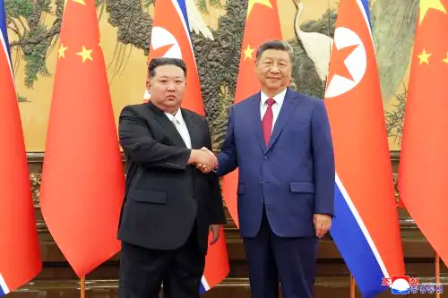 Kim Jong Un I Estrecha La Mano Del Presidente Chino Xi Jinping D En Pekin